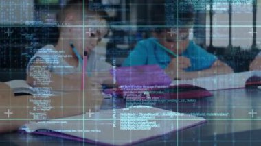 Çocuklar eğitim görevi için yazarken, öğretmenler not defterlerindeki canlandırmalı simgeleri başlatıyorlar. Eğitim, işbirliği, sınıf, kırtasiye, öğrenme, odaklanma, gençlik