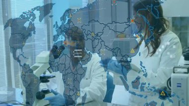 Ekip gözetleme mikroskobu ve laboratuarda kaydırma tableti analiz için şeffaf veri örtüsünü güncelliyor. Bilim, işbirliği, teknoloji, yenilik, keşif, araştırma, dijital