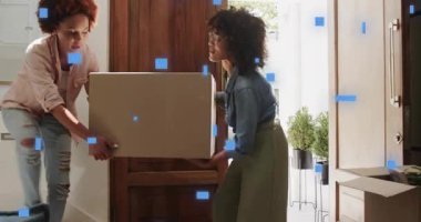 Kadınlar kutuları ev dekoruna taşır, çerçeveli sanat eserlerini kutudan çıkarır ve animasyon rehberleriyle izlerler. İşbirliği, iç mekan, çağdaş yaşam tarzı, arkadaşlık, organizasyon, tarz