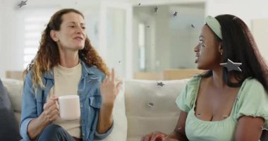 Kanepede bardak kaldıran iki kadın hayat tarzını paylaşırken yüzen yıldızlar kaprisli oluyor. Arkadaşlık, sohbet, rahatlama, rahat, sıcak, dekoratif, neşeli