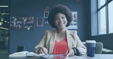 Tasarımcı baskı kaldırma noktalı kaplama başlatılıyor. Baskı detaylarını gösteren tasarım stüdyosu boyunca sürükleniyor. Yaratıcı, profesyonel, kentsel, enerjik, sanatsal, ilham verici, işbirlikçi