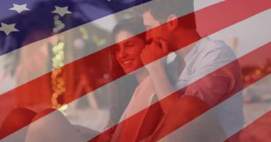 İp ışıklarıyla alacakaranlık plajında kıvrılan bir çift, hayat tarzı pazarlamasında yüzen animasyon kalpler. Romantizm, samimiyet, rahatlık, ortam, dinginlik, bağlantı, şefkat.