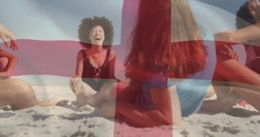 Kolsuz tişörtlü bir kadın, kıvılcımlar saçan arkadaşlar, kahkahalar atan, kırmızı elbiseli bir adam seyahat için katılıyor. Sahil, eğlence, arkadaşlık, yaz, gündelik, açık hava, neşe