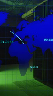 Sunucu odası zemininde koordinatları ve verileri olan dünya haritası animasyonu gösteriyor. Teknoloji, bilgi, küresel, ağ