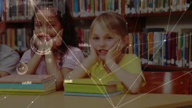 Başlangıçta sınıf arkadaşları kütüphaneye yaslanırken eğitim verileri animasyon ve arkadaşlarının girmesini kapsıyor. Öğrenme, işbirliği, yenilik, eğitim, teknoloji, yaratıcılık, gençlik