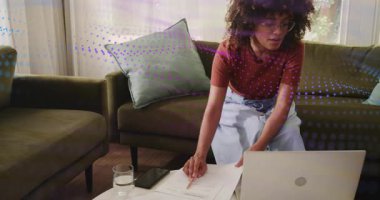 Kalem seçen ve not yazan bir kadın iş planlama için dizüstü bilgisayara geçiyor. Üretkenlik, çalışma alanı, modern, profesyonel, sakin, odaklı, ev ofisi