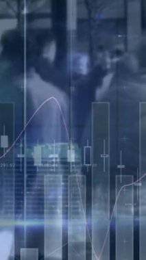 Sokakta yürüyen insanların zaman aşımına karşı istatistiksel veri işleme bileşik videosu. iş ve teknoloji kavramı