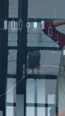 Kafkasyalı adamın finansal veri işleme animasyonu. Küresel iş, finans, veri işleme ve dijital arayüz kavramı dijital olarak oluşturulmuş video.