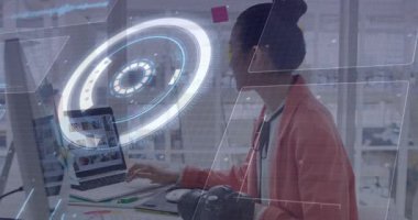 Teknoloji stüdyosundaki klavye tarama ızgarasını HUD ile fotoğraflayan fotoğrafçı DSLR lenslerini hazırlık için inceliyor. Yaratıcı, profesyonel, fütüristik, teknoloji, odaklanma, ekipman, çalışma alanı