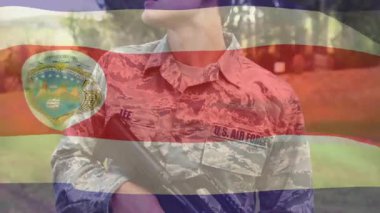 Havacı 'nın askeri alanda tüfek sapanını ayarlamasına odaklanan kamera, devriye için ağaç hattını tarıyor. Ordu, disiplin, hassasiyet, açık hava, gözetleme, tetikte olma, kamuflaj