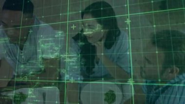 Ahşap masanın etrafında oturan iş arkadaşları, iş toplantısı sırasında yeşil ızgara tarama salatalarını örtüyor. İşbirliği, ağ oluşturma, girişimciler, dijital arayüz, işyeri, iletişim, modern