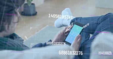 Kanepeye tablet tıklatan bir kadın animasyon analitik gösterge panelinde yüzen numaralarla verileri görselleştiriyor. Teknoloji, veri, analitik, dijital, yenilik, modern, zeka