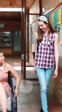 Arkadaşı olan engelli bir öğrencinin üzerinde ışık lekesi canlandırması. Uluslararası Engelliler Günü konsepti dijital olarak oluşturulmuş video.