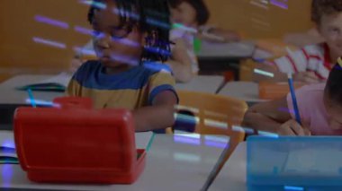 Tablet çantasındaki kamera görüntüleri objeleri bozuyor okul öğrencilerinin not almasını engelliyor. Teknoloji, eğitim, yenilik, dijital, sınıf, gençler, konsantrasyon