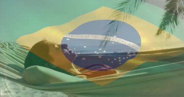 Rüzgâr hışırtısı, şeffaf bayrağın sallanmasına ve hamağın seyahat için ayarlanmasına neden oluyor. Tropik, rahatlama, rahatlama, tatil, dinginlik, yaz, yaşam tarzı