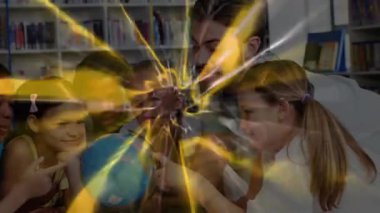 Öğretmen, titreşen radyal ışıklarla coğrafya öğrenmek için dünyayı kütüphaneye yerleştiriyor ve döndürüyor. Eğitim, sınıf, gençlik, keşif, keşif, öğrenme, etkileşim