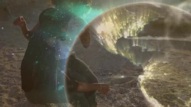 Elbise giymiş bir kadın kumsala yaklaşıyor. Kumları fırçalıyor. Teknoloji için holografik küreyi çağırıyor. Gelecekçi, yenilikçi, dijital, tefekkür, keşif, ortam, kavramsal