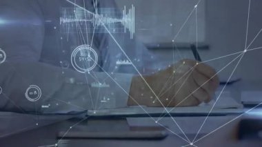 Olgun bir adam kalemi kağıda yerleştiriyor, çizim yapıyor, holografik düğümler çizim çiziyor veri analizini sağlıyor. Teknoloji, yenilik, veri, analiz, iş, analitik, dijital