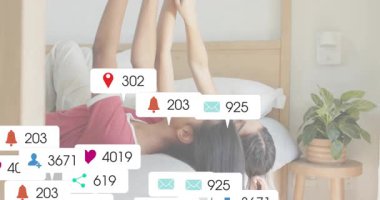 Yatakta uzanmış iki kadın, ellerinde telefon tutarak sosyal dalgalanma gösteren ekranlarda üst üste alarm veriyor. Sosyal medya, ağ oluşturma, bağlantı, dijital iletişim, günlük, yaşam tarzı, canlı