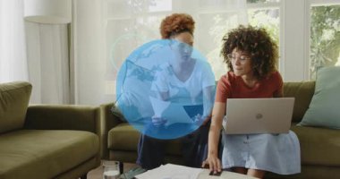 Dokümanları inceleyen ve dijital işbirliğini etkinleştiren iki meslektaş ağ dünyası simgeleri kayboluyor. İşbirliği, takım çalışması, iletişim, teknoloji, dijital, yenilik, ağ