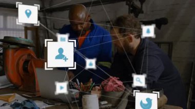 Teknisyen bilgisayarı tıklatıyor ve sosyal simgeler oluşturup atölye çalışması düzenliyor. İşbirliği, yenilik, sanayi, teknoloji, ağ, otomasyon, mühendislik