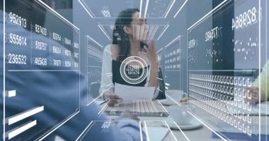 Belgeleri okuduktan sonra iş verilerini canlandırma panelleri olarak sunan kadın meslektaşlarının etrafında dönüyor. Profesyonel, işbirliği, analitik, fütüristik, kurumsal, iletişim, yenilik