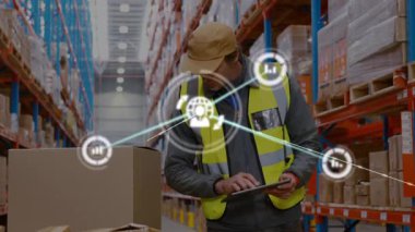 Depo çalışanı lojistik koridorunda kutu taraması yapıyor. Analiz için ışıldayan veri ağı oluşturuyor. Teknoloji, lojistik, envanter, sanayi, dijital, analiz, otomasyon