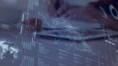 Çerçeve üç, rapor için holografik dünya haritasının altına kalem yazarken sağ eli gösteriyor. Teknoloji, yenilik, veri görselleştirme, analitik, fütüristik, çalışma alanı, iş dünyası