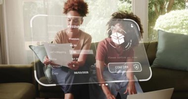 Elinde kağıt tutan ve dizüstü bilgisayarda yazan kadınlar AR perakende sipariş panelinin sipariş detaylarını doğrulamasına neden oluyor. İşbirliği, yenilik, teknoloji, iletişim, çalışma alanı, boş zaman, gündelik