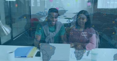 Adam dizüstü bilgisayarda yazı yazıyor ve ekranı kadın olarak gösteriyor. Teknoloji haritası çıkıyor. İşbirliği, veri analizi, yenilik, dijital arayüz, takım çalışması, bağlantı,