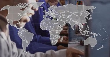 Dünya haritası katılaşırken kırmızı kolları tutan ve metal parçaları sıkıştıran fabrika işçileri. Üretim, takım çalışması, endüstriyel, bağlantı, otomasyon, üretkenlik, yenilik