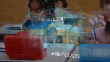 Çocuk tablet yerleştiriyor ve kız kalemi tutuyor. Eğitim için veri örtüsü oluşturuyor. Çocuklar, eğitim, teknoloji, öğrenme, sınıf, okul, öğrenci