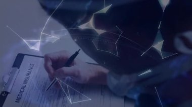 Adam pano sağlık sigortası formunu yerleştiriyor ve ağ dönüşümlü dünya oluştururken imzalıyor. Dijital bağlantı, teknoloji, iş, yenilik, finans, işbirliği, modern