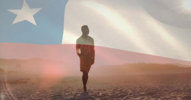 Şili bayrağı dalgalanırken altın saatinde sahilde öne çıkan gezgin silueti. Siluet, sahil, gün doğumu, gün batımı, sükunet, milliyetçilik, nostalji