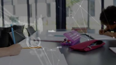 İki öğrenci, eğitim alanında dijital kılavuz yazmaya başlayan kalemleri kağıda yerleştiriyor. İşbirliği, eğitim, teknoloji, yenilik, odaklanma, konsantrasyon, gençlik