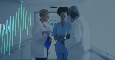 Hastane koridorundaki son inceleme için bakım ekibi belgelere bakıyor. Nabız genişliyor. Sağlık, işbirliği, profesyonellik, sağlık, tanı, takım çalışması, klinik