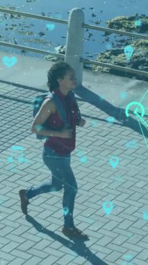 Parkta yürüyen kadınlar üzerindeki teknolojik simgelerle bağlantı ağının animasyonu. Dijital arayüz küresel spor ve performans konsepti dijital olarak oluşturulmuş video.