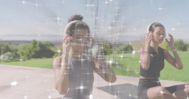 Arkadaşlar havuzda meditasyon yapıyorlar kulaklıkları takıyorlar dalga ikonlarıyla meditasyon yapıyorlar sonra da su içiyorlar. Sağlık, rahatlama, farkındalık, açık hava, sükunet, yaşam tarzı, uyum.