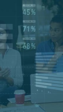 Muhtelif meslektaşların ofiste tartıştıkları istatistiksel veri işleme animasyonu. İş veri teknolojisi kavramı