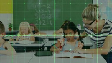 Öğretmen, matematik problemini çözerken çalışma kitabında kaleme eğiliyor. Eğitimci, genç öğrenciler, pedagoji, eğitim, akademik, öğretici, odaklanmış