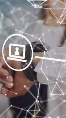 Akıllı telefon kullanan Afro-Amerikan kadınlarının simge ve iş verilerinin animasyonu. Dijital olarak oluşturulmuş küresel sosyal medya, iş, bağlantılar ve veri işleme kavramı.