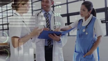 Doktor mavi klasör hemşiresi kalem sağlık ekibine ölçü veriyor, dijital çizelgeler görünüyor. İşbirliği, sağlık hizmetleri, teşhis, veri analizi, takım çalışması, tıbbi teknoloji, profesyonel