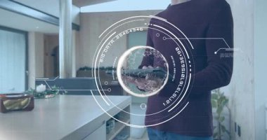 Mutfak adasında teknisyen tableti açıyor. AR veri küresini iki arkadaş arkada sohbet ederken gösteriyor. Teknoloji, yenilik, fütüristik, arayüz, dijital, iletişim, modern