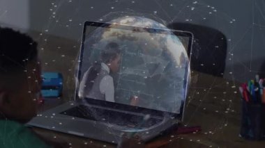 Çocuk matematik öğrenmek için dizüstü bilgisayar açıyor, öğretmeninin atımlı grafikler çizmesini izliyor. Eğitim, e-öğrenim, bağlantı, dijital, sanal, akademik, öğretici