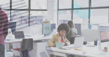 Ofiste iş arkadaşı olarak not yazan bir kadın iş için belge hazırlayıp kaydırıyor. Profesyonel, işbirliği, çalışma alanı, modern, üretkenlik, takım çalışması, iç mekan