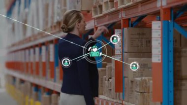 Depo müfettişi kutuyu alıyor ve envanter bağlantısını gösteren dijital ağı aktifleştiriyor. Lojistik, veri, organizasyon, girişim, modern, bağlantı, verimlilik