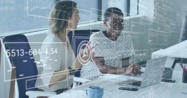 İş arkadaşları dizüstü bilgisayarlarında soru yazarak satış rakamlarını analiz ediyor, saydam veri panellerine neden oluyor. İşbirliği, takım çalışması, veri görselleştirme, profesyonel, modern, dijital, iletişim