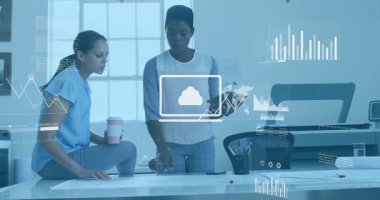 Bulut simgesi, iş verilerini gösteren grafikler ve grafikleri gösteren kadınları işe almada zayıflıyor. İşbirliği, veri analizi, analitik, modern ofis, takım çalışması, dijital dönüşüm