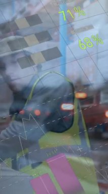 Beyaz erkek depo çalışanı üzerinde grafik ve mali verilerin animasyonu. ticari, finans, ekonomi ve paket konsepti dijital olarak oluşturulmuş video.