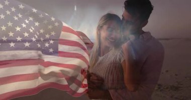 Reklam, bayrak sallayarak alacakaranlıkta kumsalda çiftlerin kucaklaşmasına neden oluyor. Romantik, günbatımı, sükunet, vatanseverlik, dinginlik, aşk, bağlantı